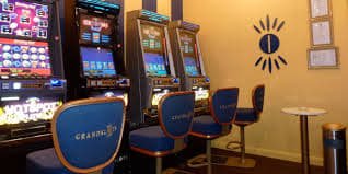 666mmk Live Casino APP — မိုဘိုင်းဖုန်းဖြင့် တိုက်ရိုက်ကာစီနို ကစားနေသောမြင်ကွင်း